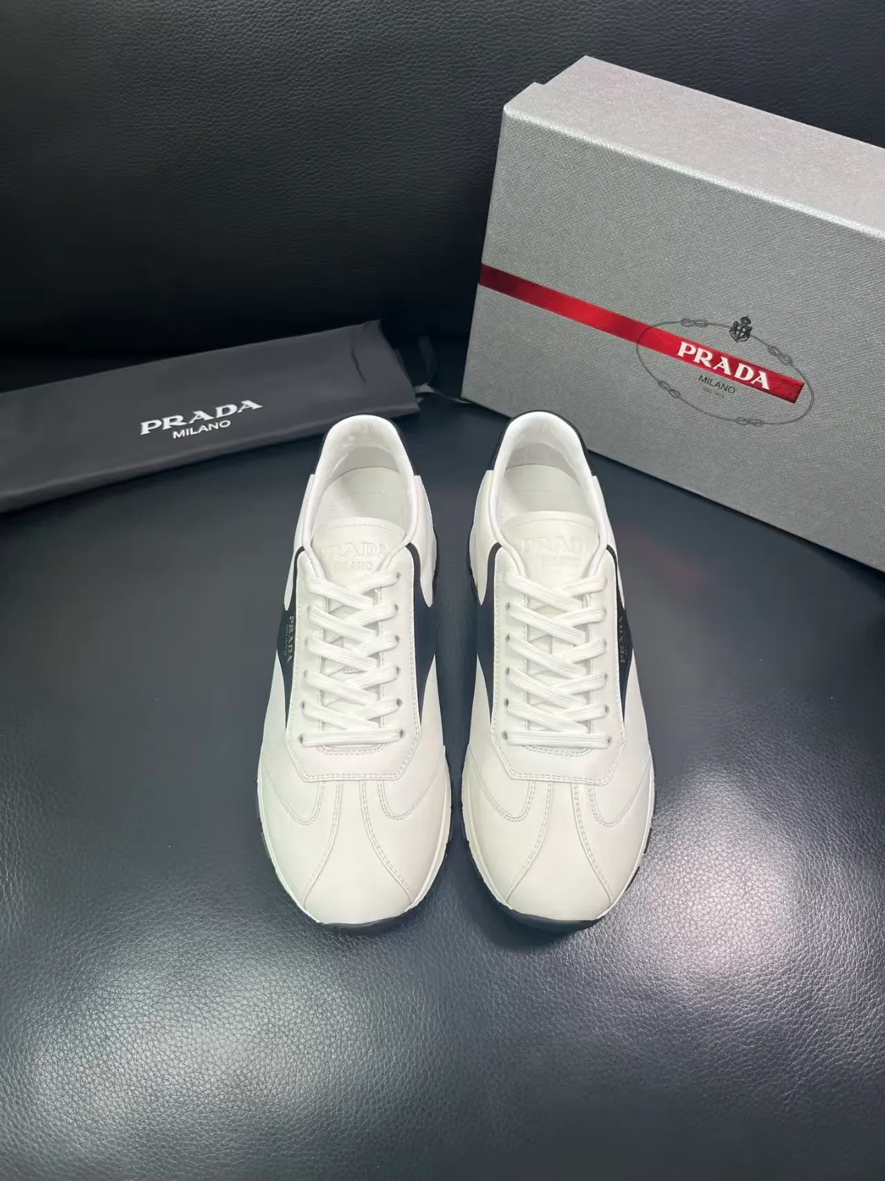 P440 Yuan 38-45 Prada Prada’s new men’s leather sneakers, the highest version on the market, any comparison is welcome🆚! The original leather has excellent texture and is super high-end! Fetal sheep net lining imported from Italy, removable pad! Luxurious materials and fine workmanship, highly recommended!